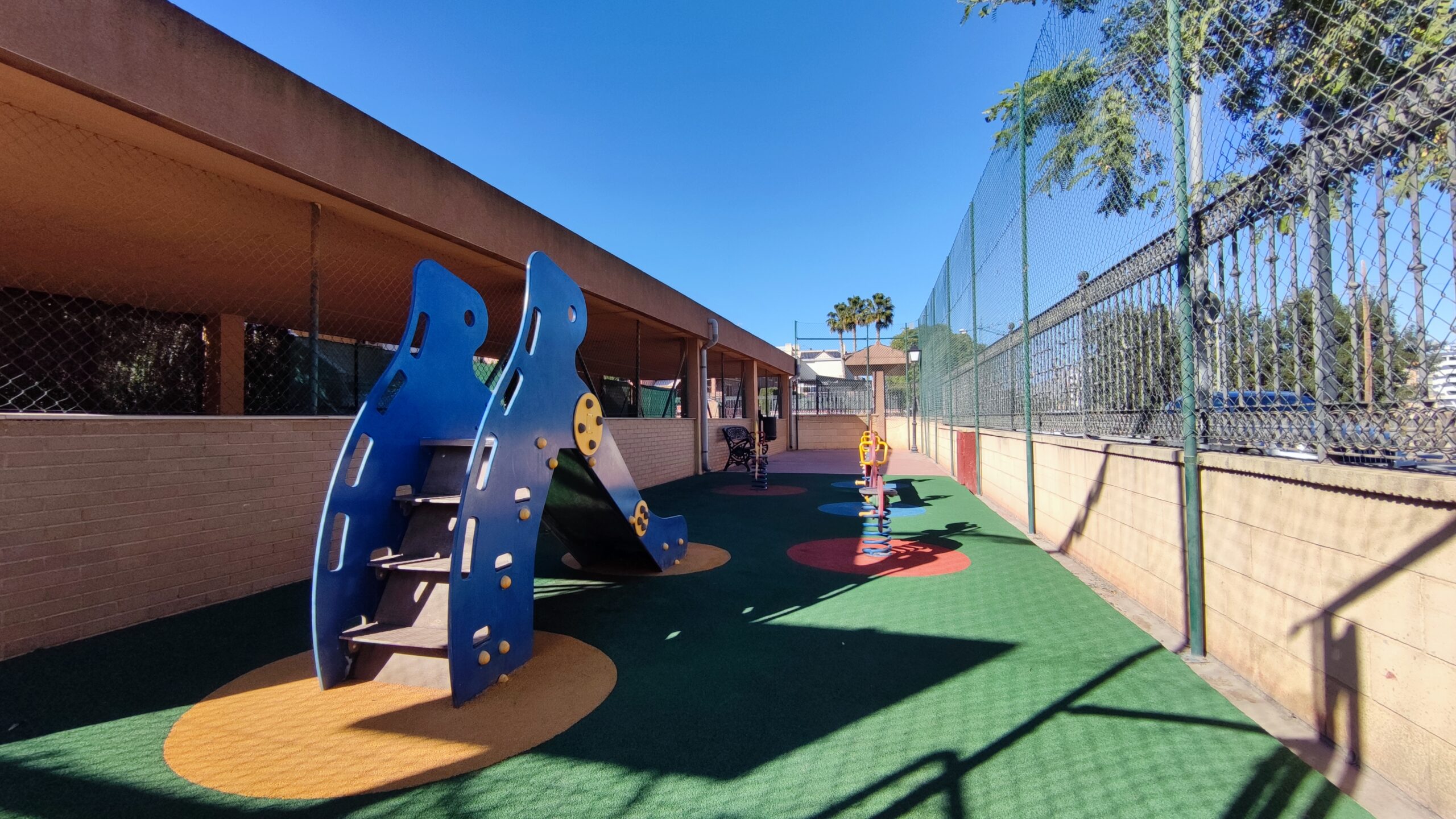 Exclusivo chalet pareado de 320m² con 5 dormitorios en residencial privado con piscina en San Juan de Alñicante