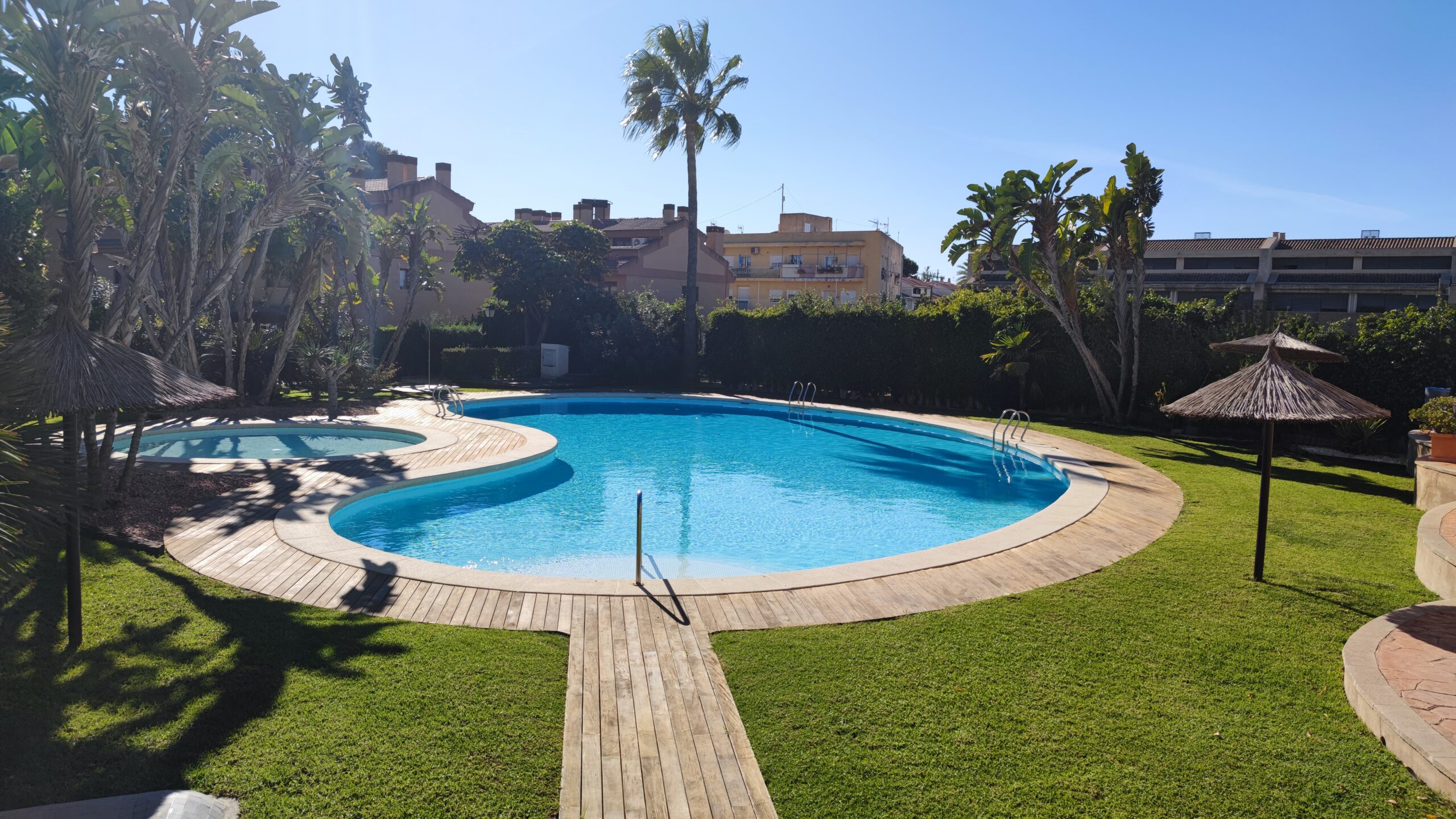 Exclusivo chalet pareado de 320m² con 5 dormitorios en residencial privado con piscina en San Juan de Alñicante