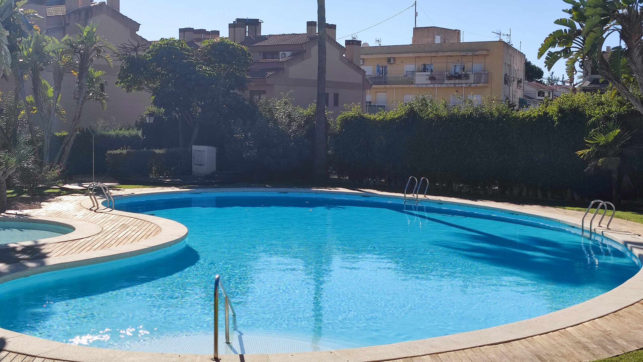 Exclusivo chalet pareado de 320m² con 5 dormitorios en residencial privado con piscina en San Juan de Alñicante