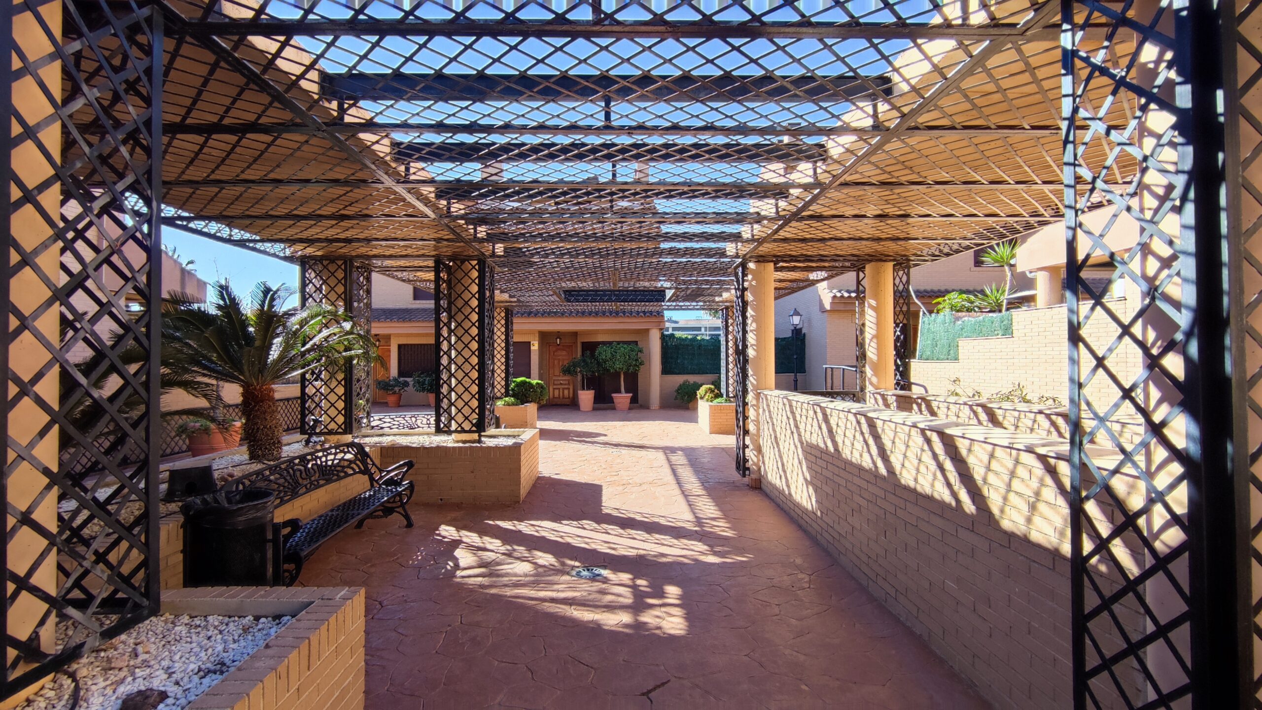 Exclusivo chalet pareado de 320m² con 5 dormitorios en residencial privado con piscina en San Juan de Alñicante