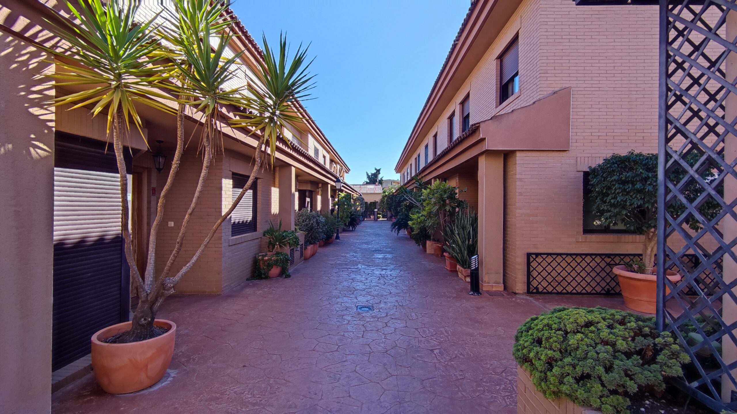 Exclusivo chalet pareado de 320m² con 5 dormitorios en residencial privado con piscina en San Juan de Alñicante