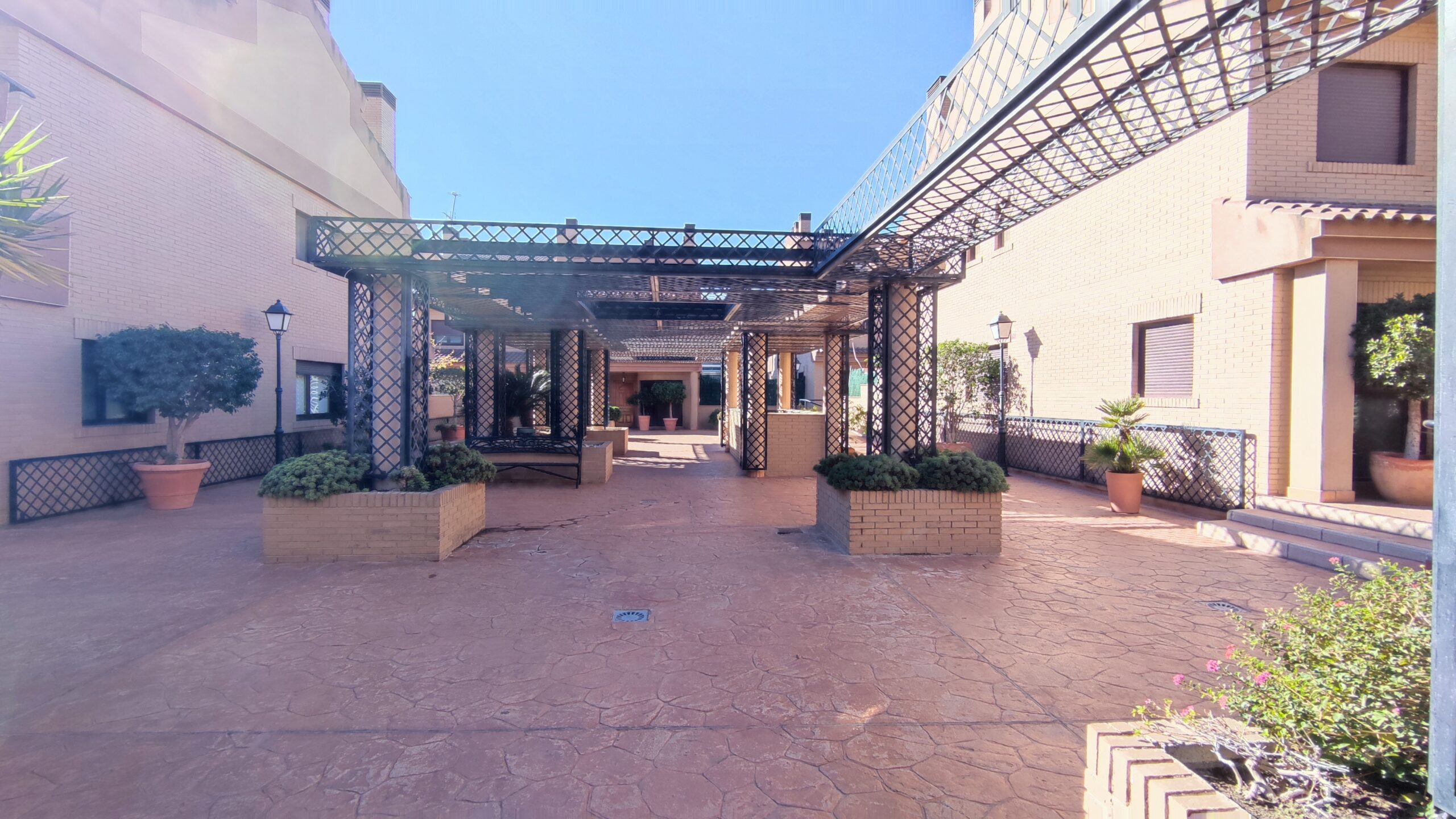 Exclusivo chalet pareado de 320m² con 5 dormitorios en residencial privado con piscina en San Juan de Alñicante