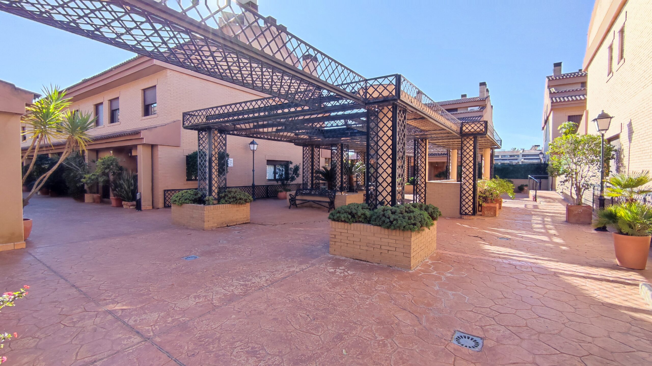 Exclusivo chalet pareado de 320m² con 5 dormitorios en residencial privado con piscina en San Juan de Alñicante