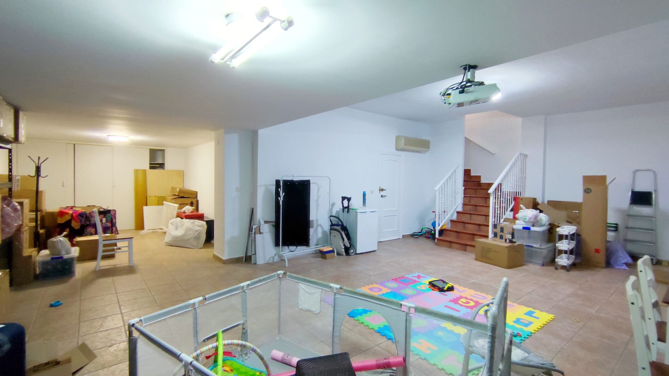 Exclusivo chalet pareado de 320m² con 5 dormitorios en residencial privado con piscina en San Juan de Alñicante