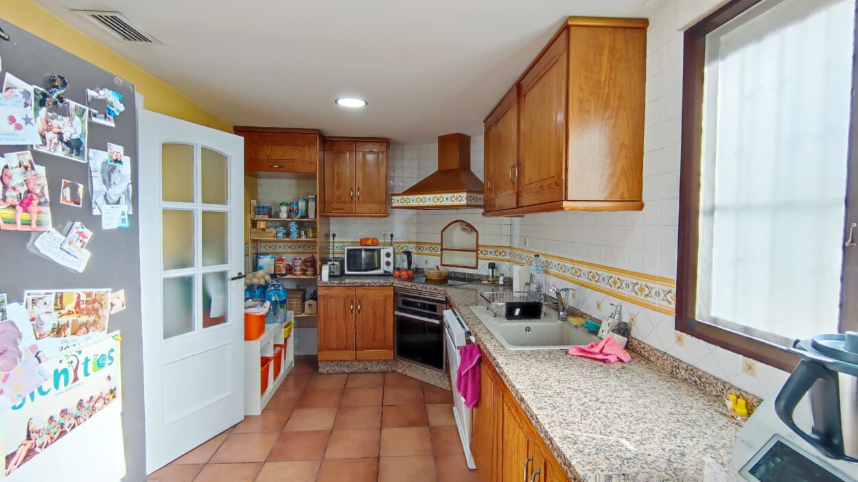 Exclusivo chalet pareado de 320m² con 5 dormitorios en residencial privado con piscina en San Juan de Alñicante