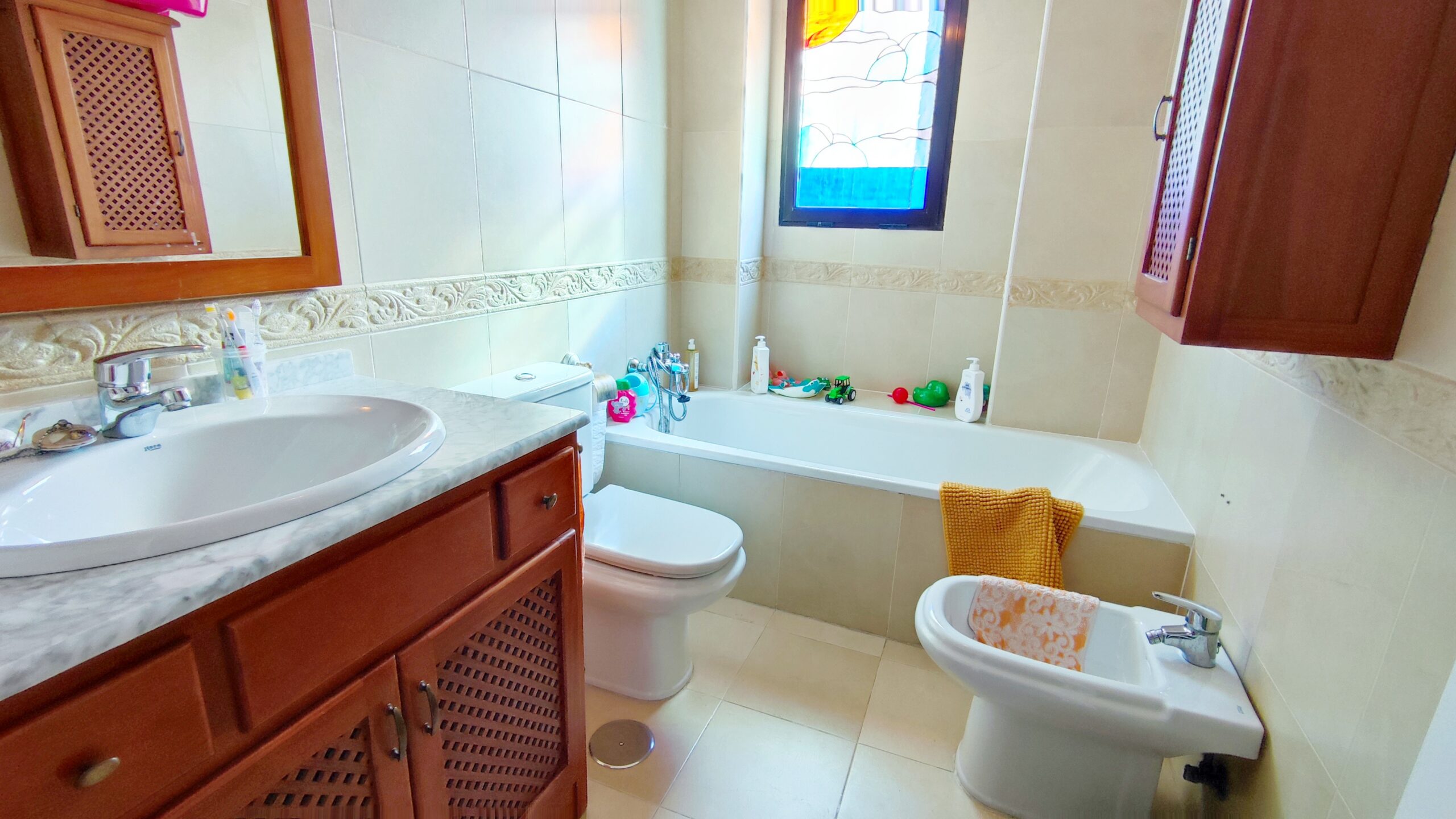 Exclusivo chalet pareado de 320m² con 5 dormitorios en residencial privado con piscina en San Juan de Alñicante