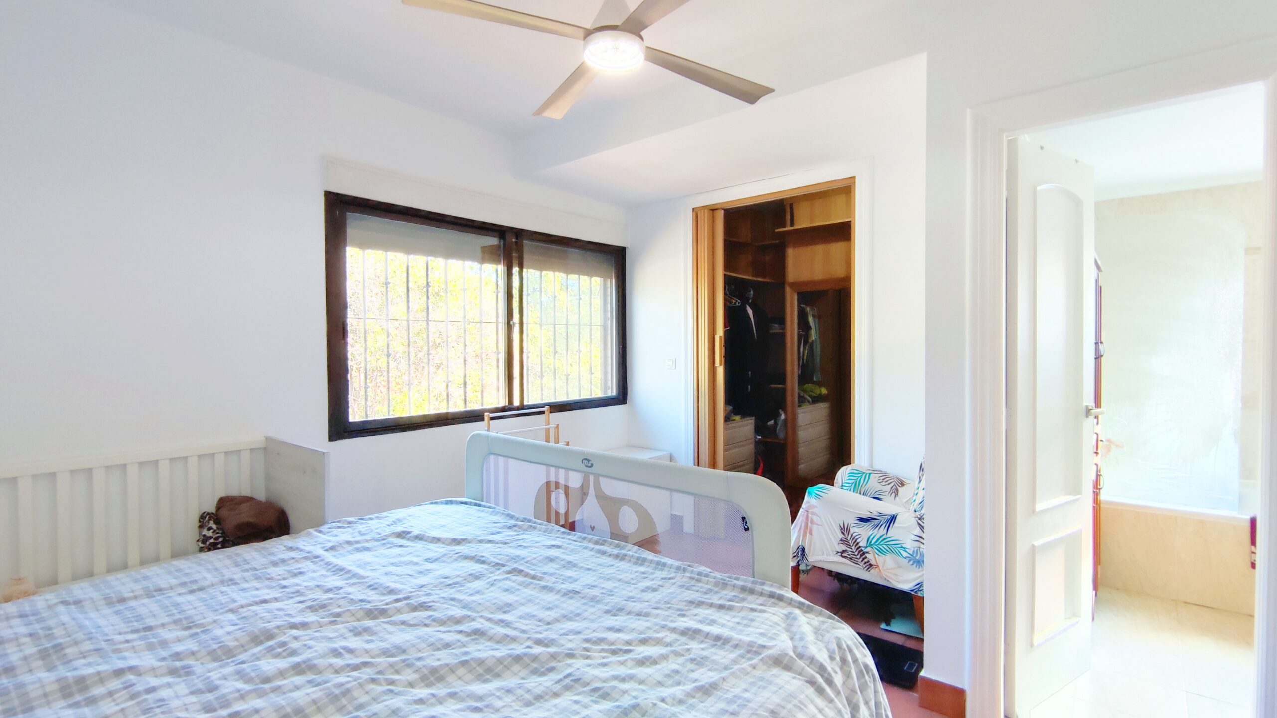 Exclusivo chalet pareado de 320m² con 5 dormitorios en residencial privado con piscina en San Juan de Alñicante