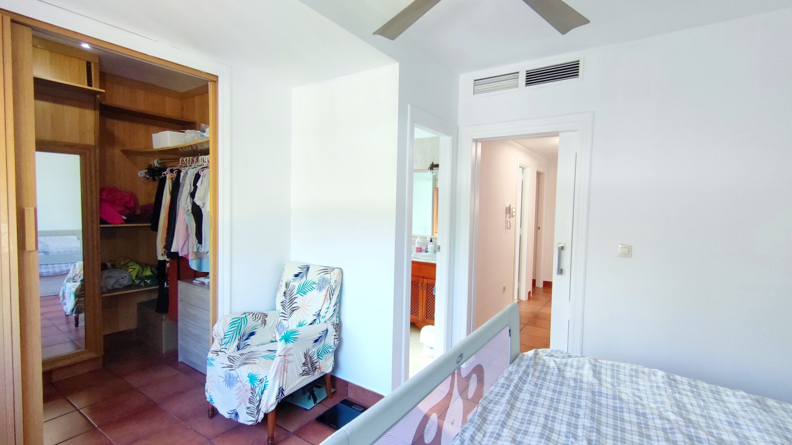 Exclusivo chalet pareado de 320m² con 5 dormitorios en residencial privado con piscina en San Juan de Alñicante