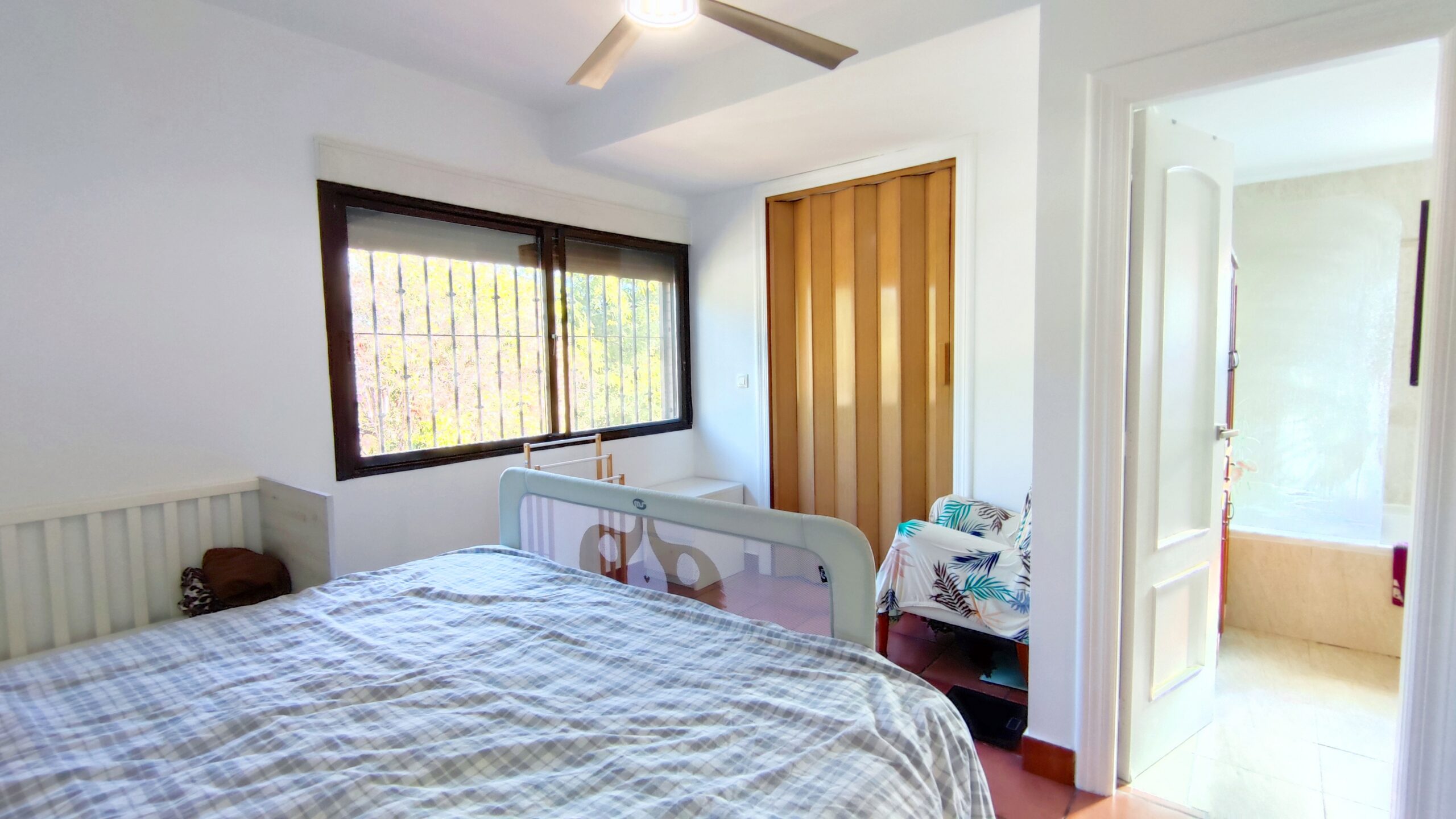 Exclusivo chalet pareado de 320m² con 5 dormitorios en residencial privado con piscina en San Juan de Alñicante