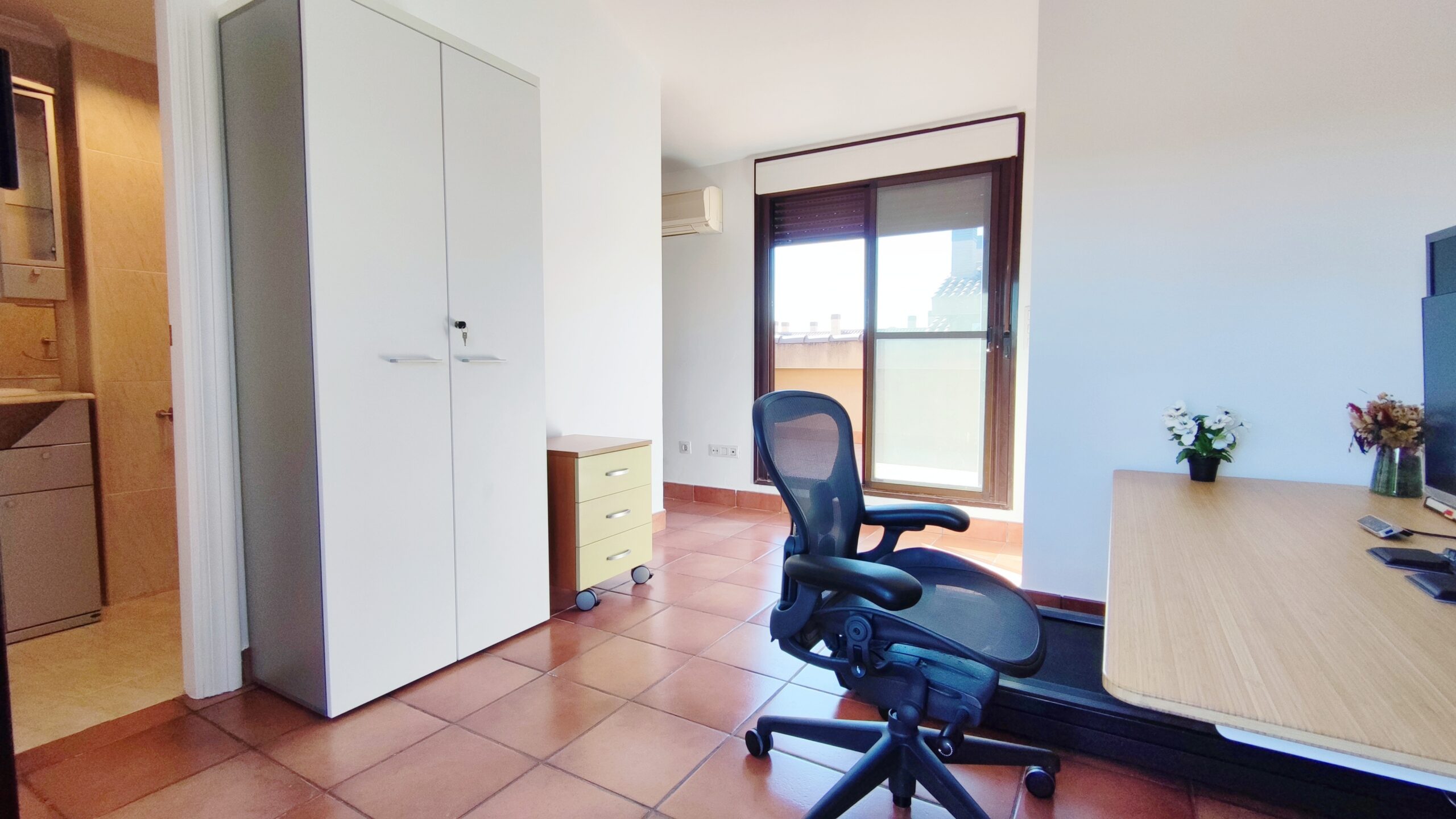 Exclusivo chalet pareado de 320m² con 5 dormitorios en residencial privado con piscina en San Juan de Alñicante