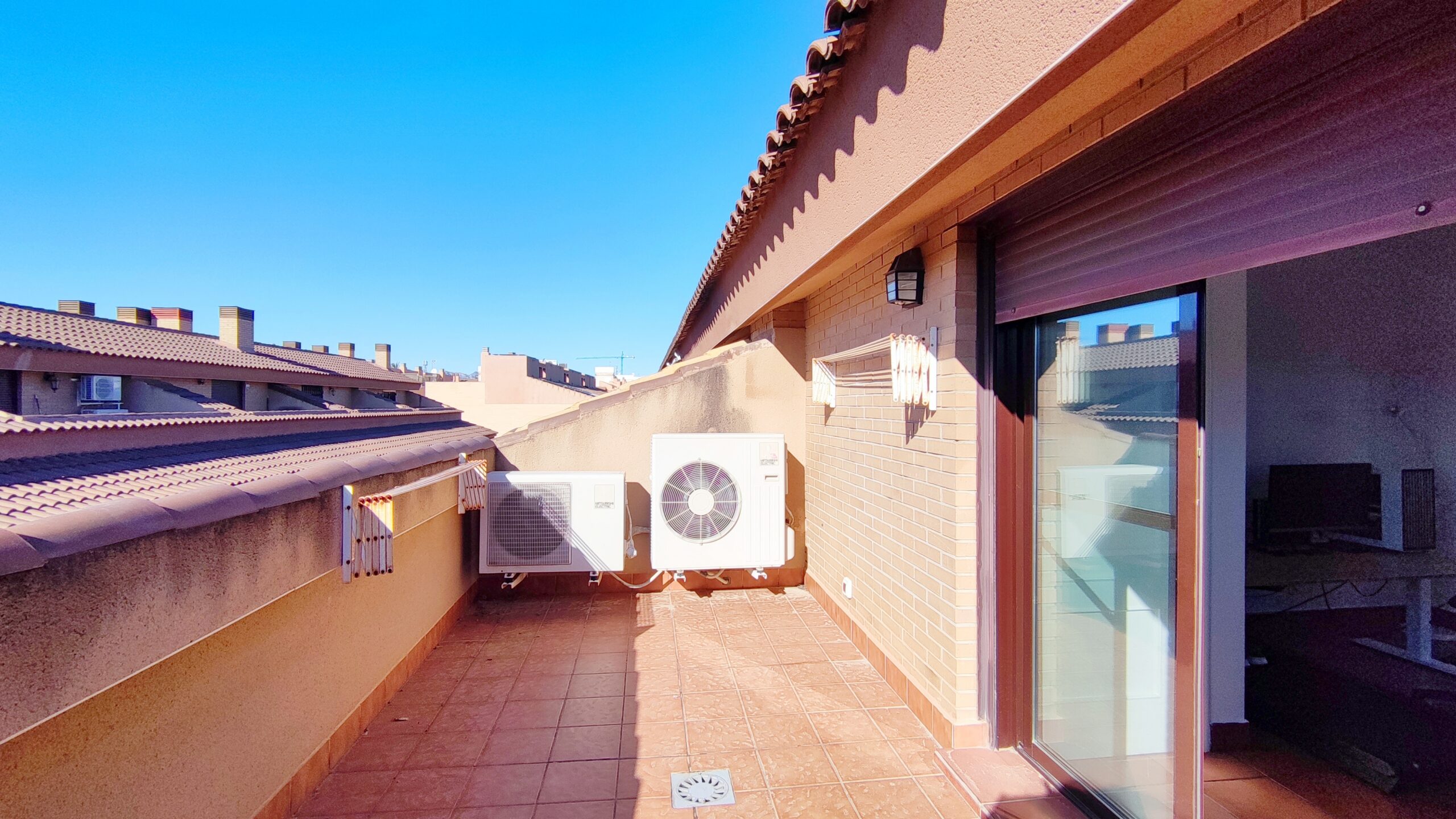 Exclusivo chalet pareado de 320m² con 5 dormitorios en residencial privado con piscina en San Juan de Alñicante