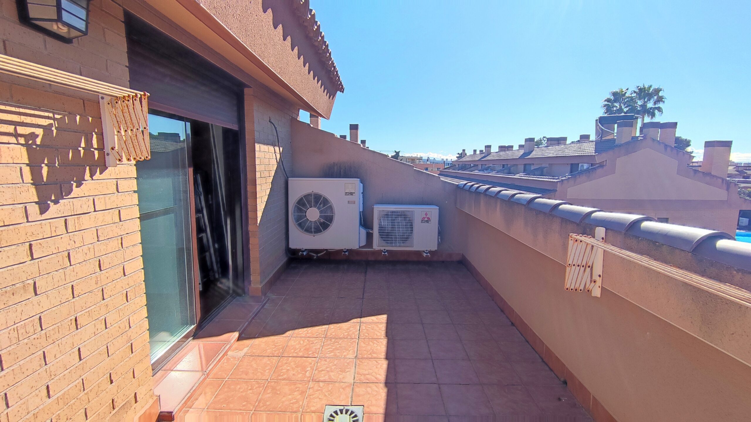 Exclusivo chalet pareado de 320m² con 5 dormitorios en residencial privado con piscina en San Juan de Alñicante