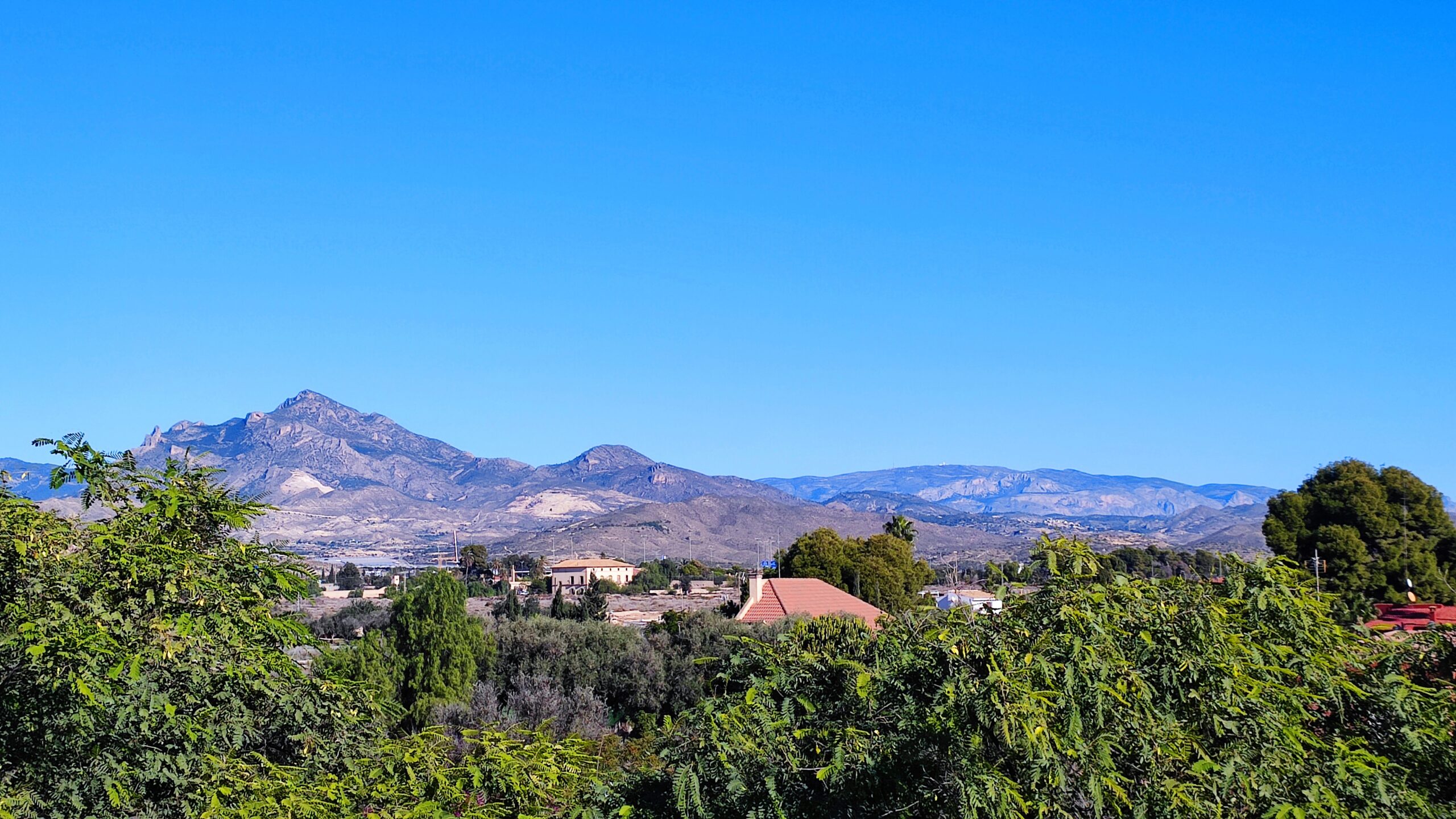 Exclusivo chalet pareado de 320m² con 5 dormitorios en residencial privado con piscina en San Juan de Alñicante