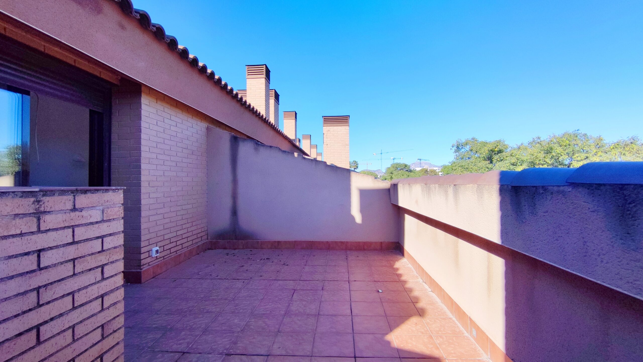 Exclusivo chalet pareado de 320m² con 5 dormitorios en residencial privado con piscina en San Juan de Alñicante