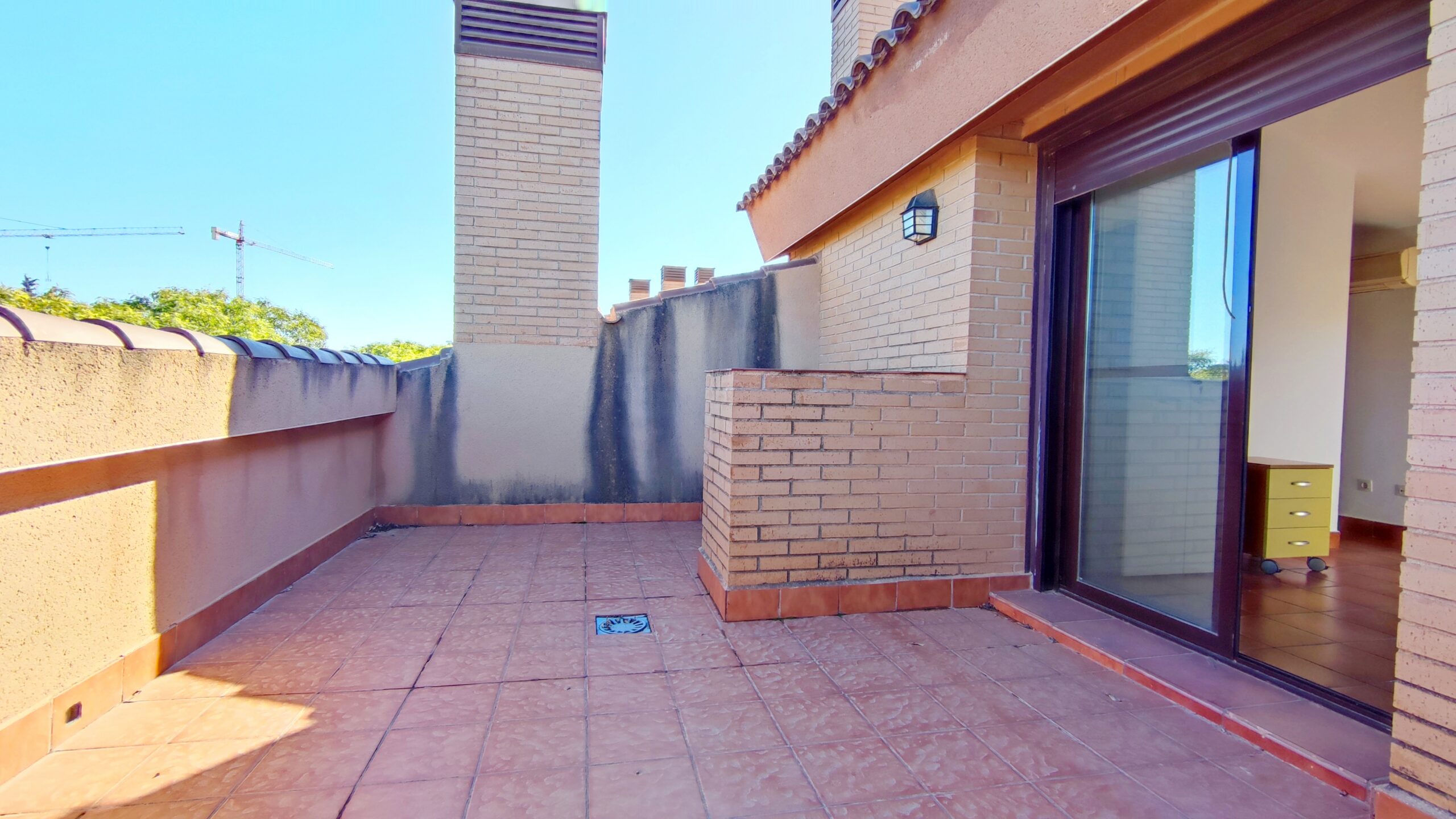 Exclusivo chalet pareado de 320m² con 5 dormitorios en residencial privado con piscina en San Juan de Alñicante