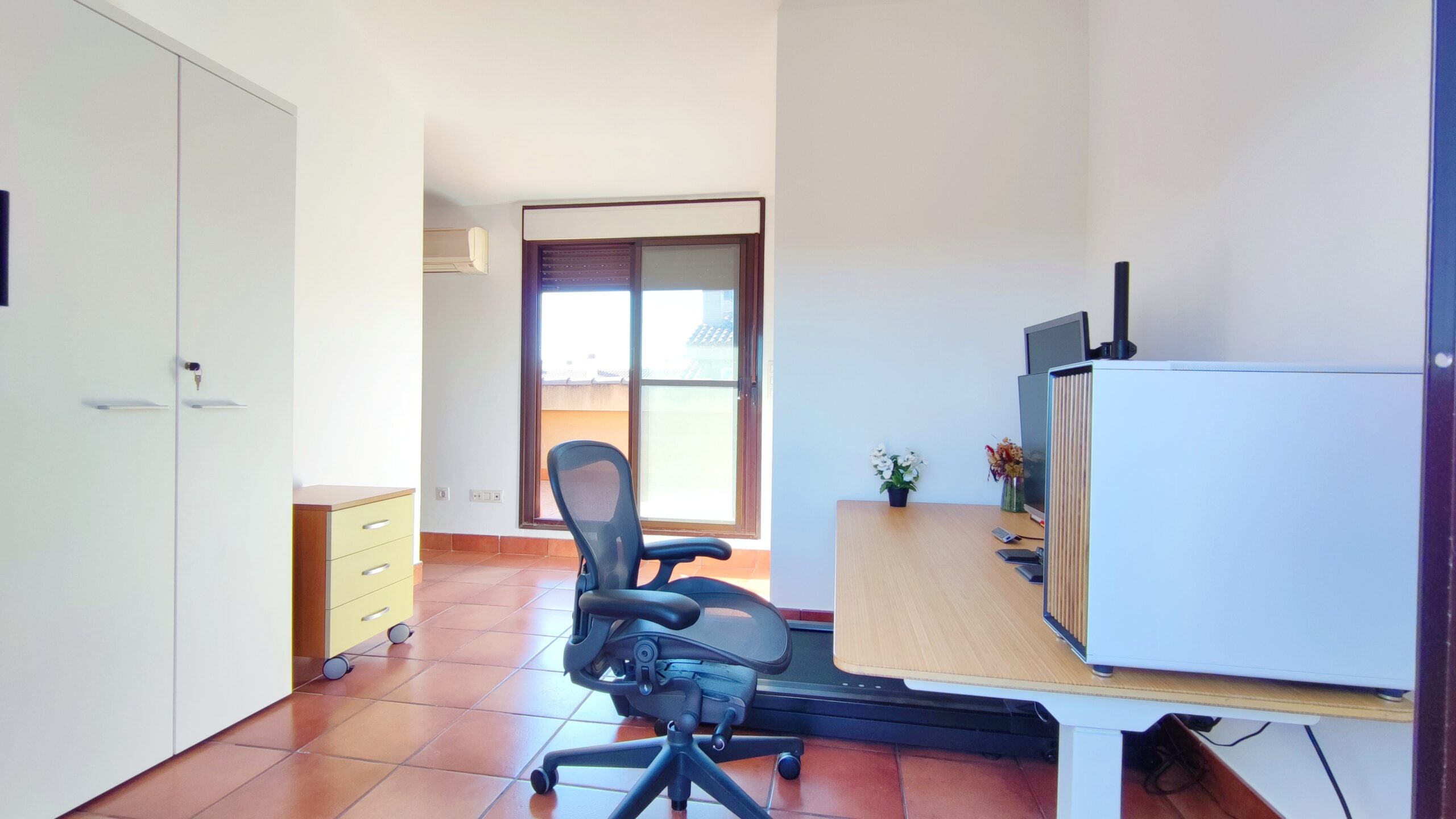 Exclusivo chalet pareado de 320m² con 5 dormitorios en residencial privado con piscina en San Juan de Alñicante