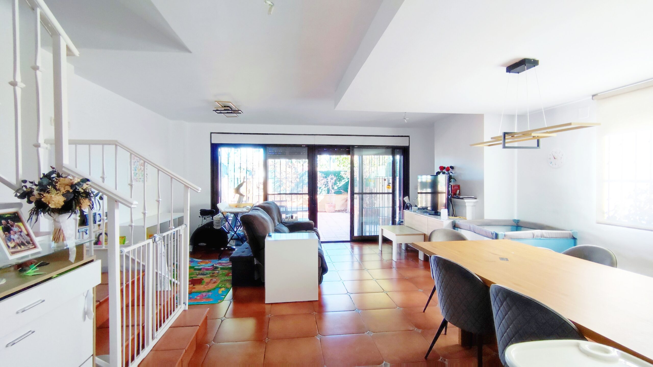 Exclusivo chalet pareado de 320m² con 5 dormitorios en residencial privado con piscina en San Juan de Alñicante