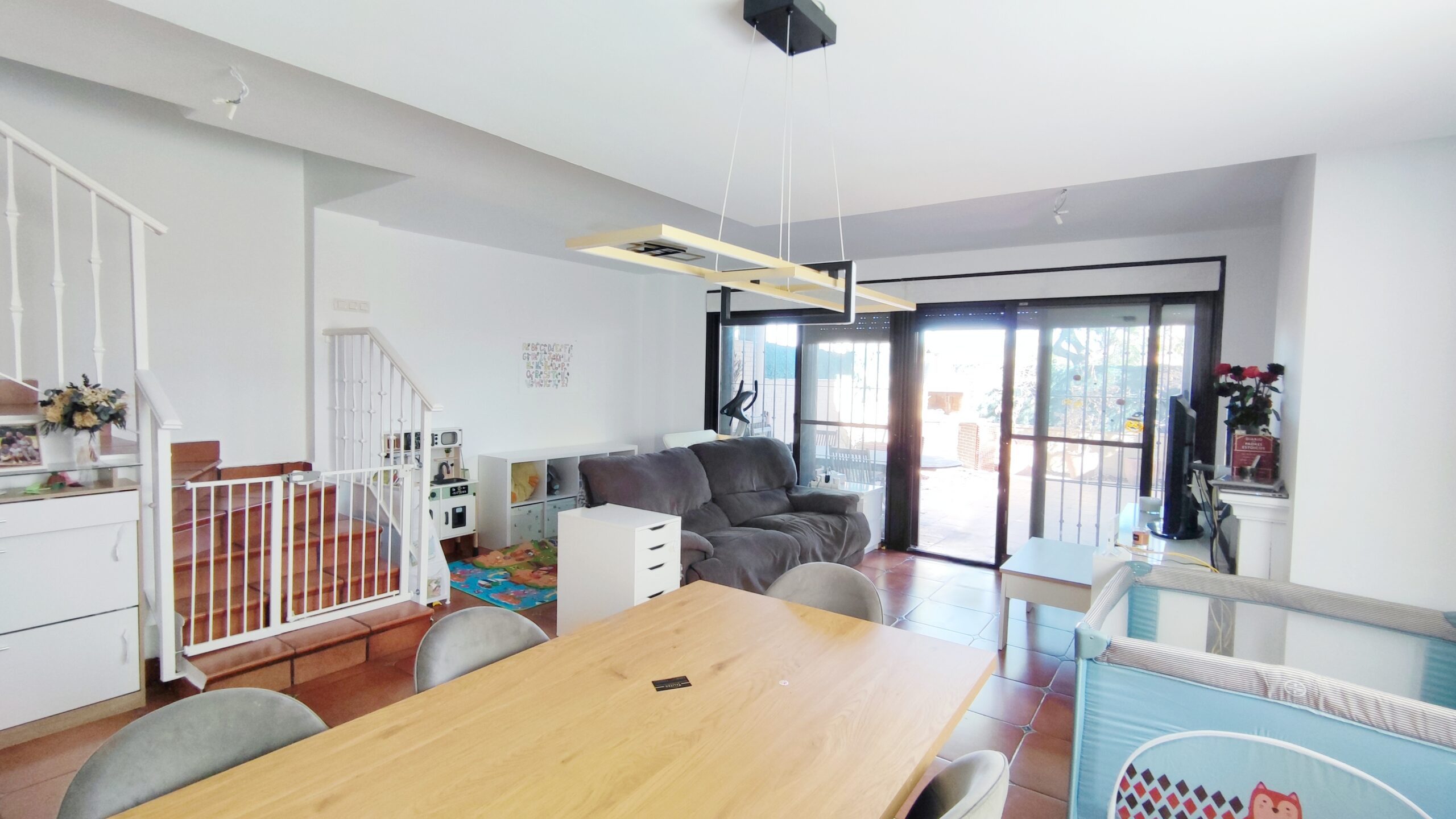 Exclusivo chalet pareado de 320m² con 5 dormitorios en residencial privado con piscina en San Juan de Alñicante