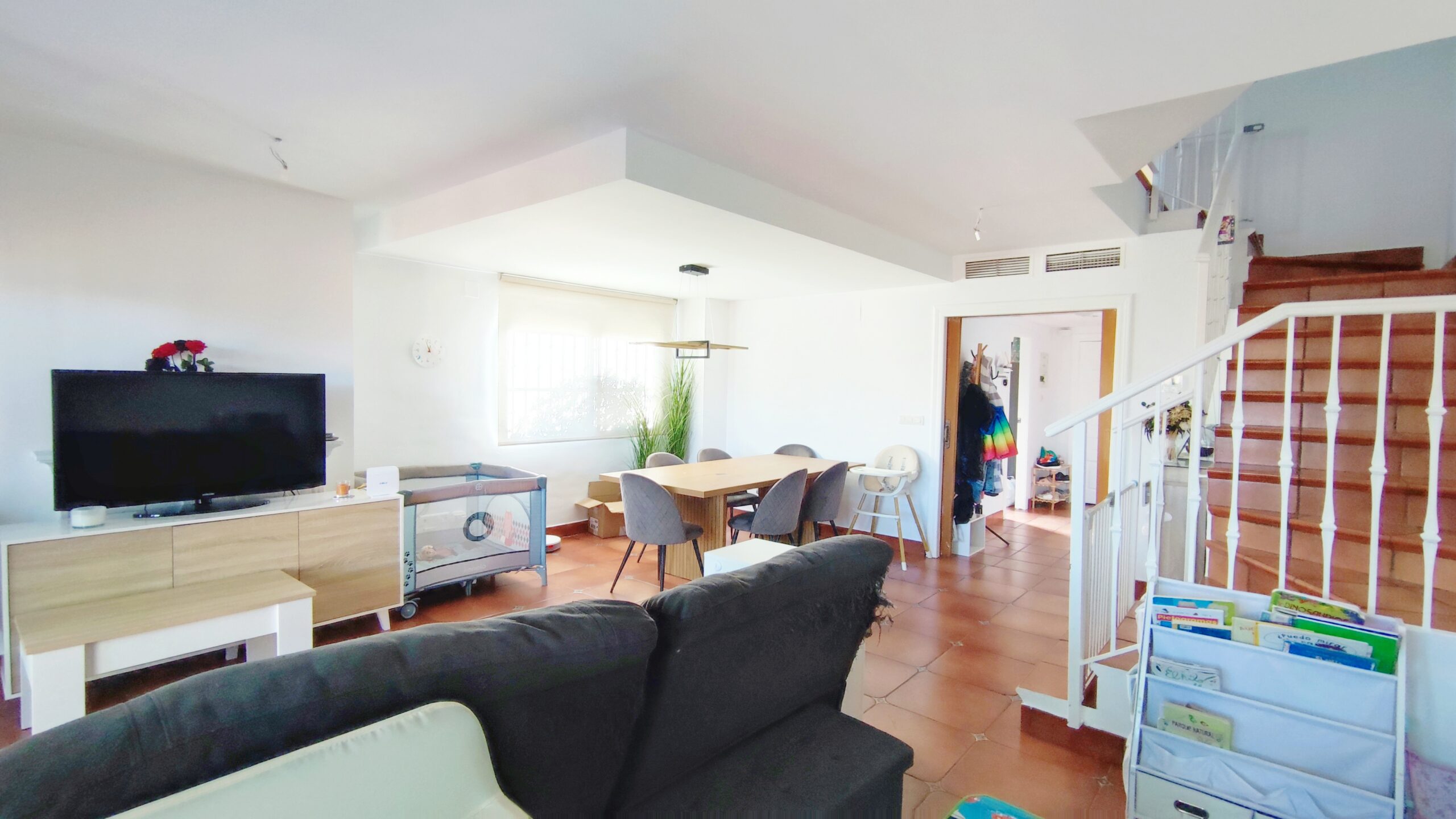 Exclusivo chalet pareado de 320m² con 5 dormitorios en residencial privado con piscina en San Juan de Alñicante