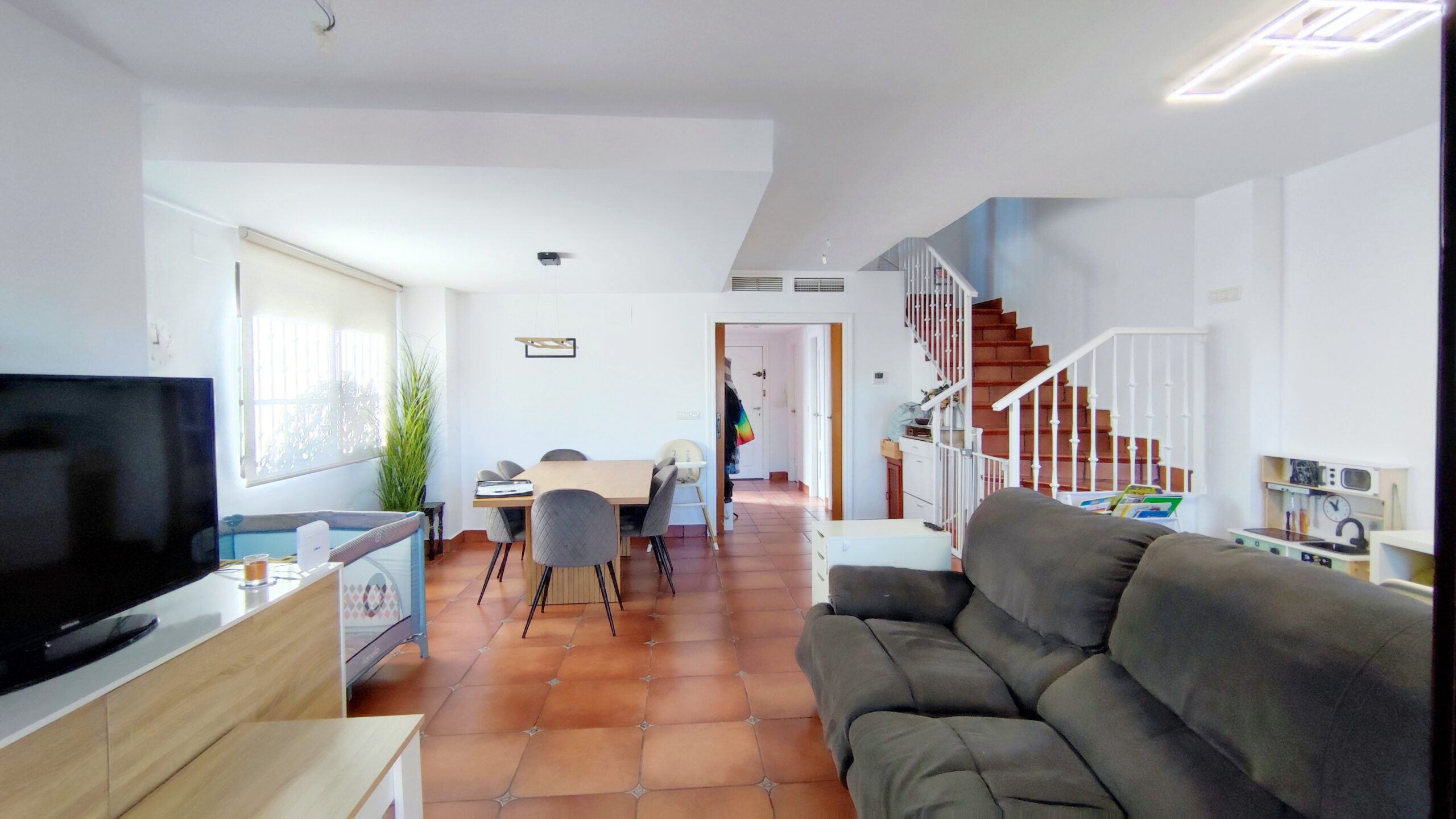 Exclusivo chalet pareado de 320m² con 5 dormitorios en residencial privado con piscina en San Juan de Alñicante