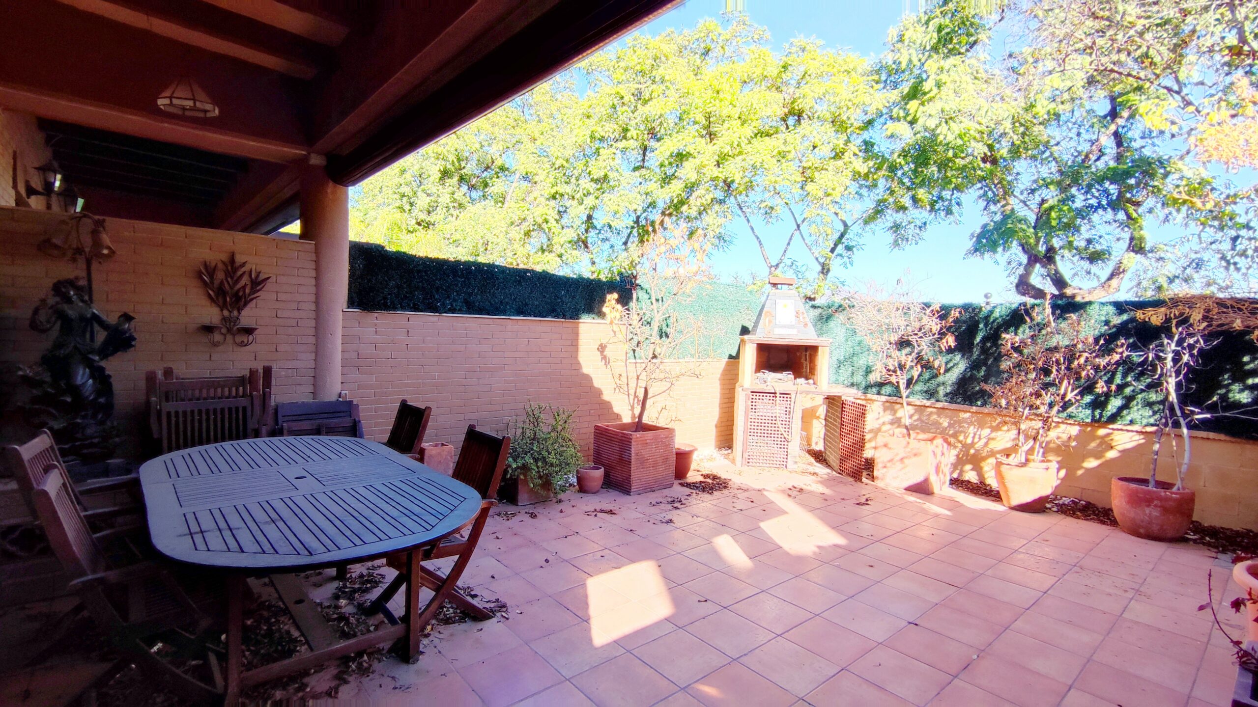 Exclusivo chalet pareado de 320m² con 5 dormitorios en residencial privado con piscina en San Juan de Alñicante