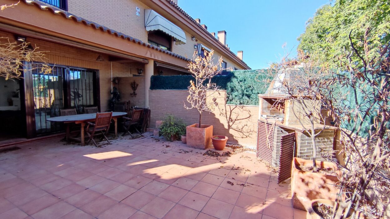 Exclusivo chalet pareado de 320m² con 5 dormitorios en residencial privado con piscina en San Juan de Alñicante