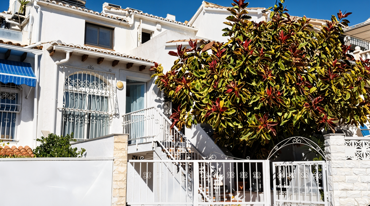 Exclusivo chalet adosado con jardín y patio en Albir – amplitud, privacidad y apartamento independiente