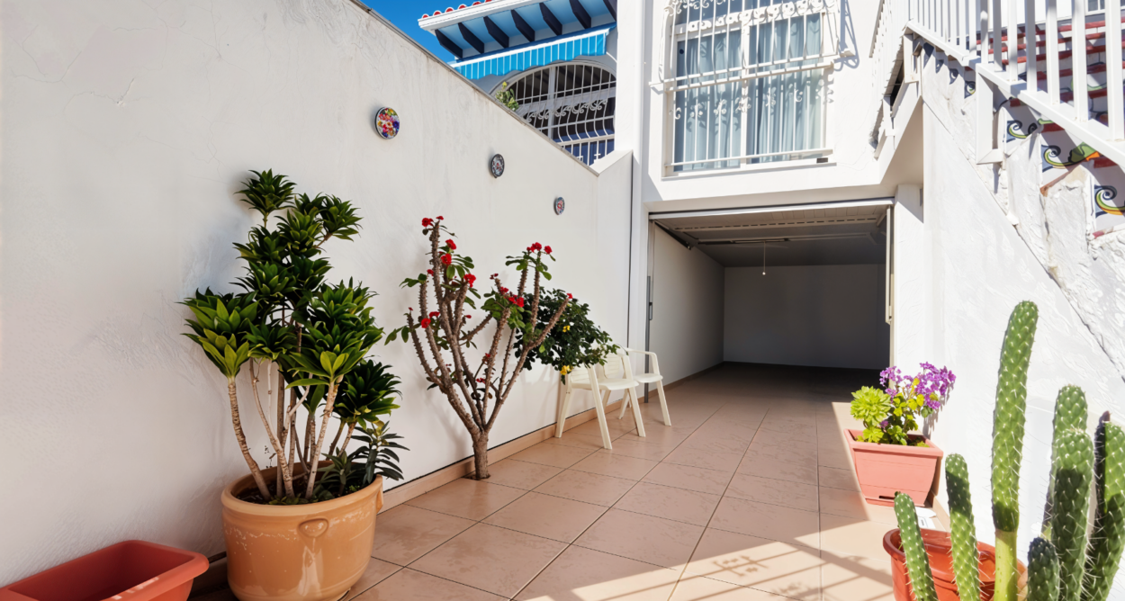Exclusivo chalet adosado con jardín y patio en Albir – amplitud, privacidad y apartamento independiente