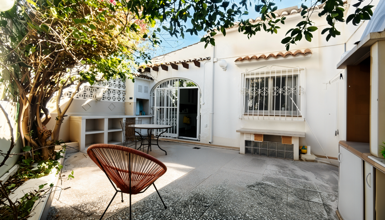 Exclusivo chalet adosado con jardín y patio en Albir – amplitud, privacidad y apartamento independiente