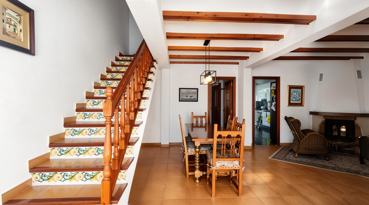 Exclusivo chalet adosado con jardín y patio en Albir – amplitud, privacidad y apartamento independiente