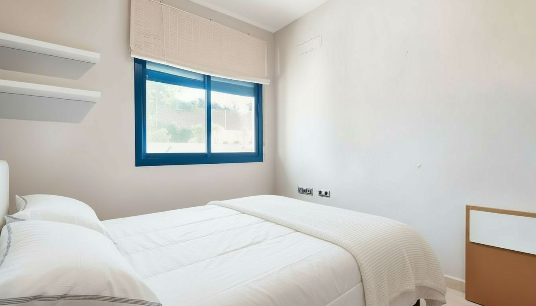 Piso muy luminoso en venta en El Palmeral (Urbanova, Alicante) con terraza, piscina y garaje, cerca del mar