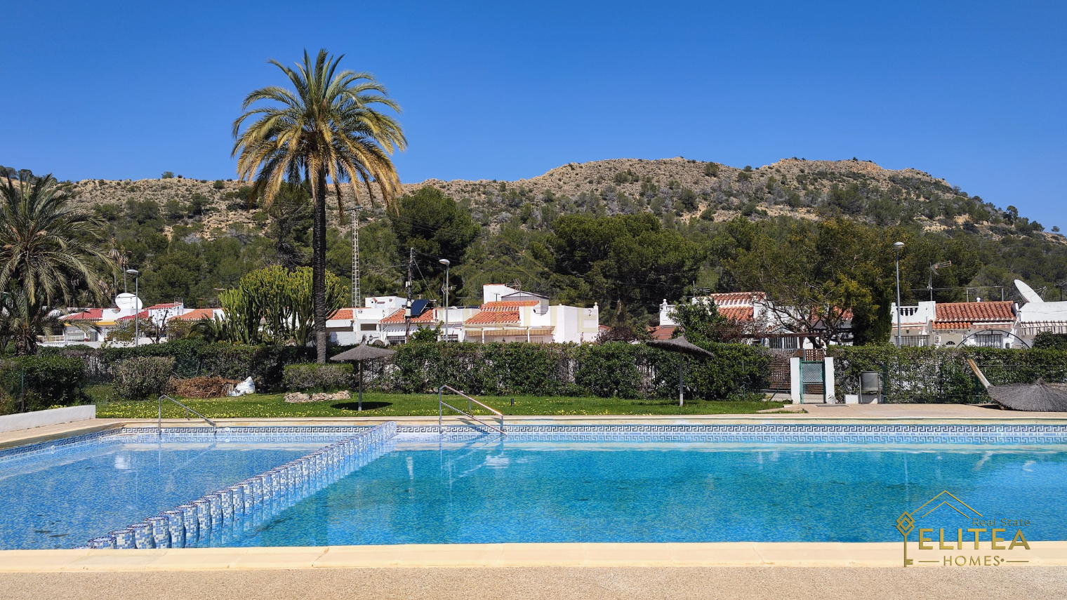 Exclusivo chalet pareado de diseño contemporáneo, completamente reformado, ubicado entre La Nucía y L’Alfàs del Pi