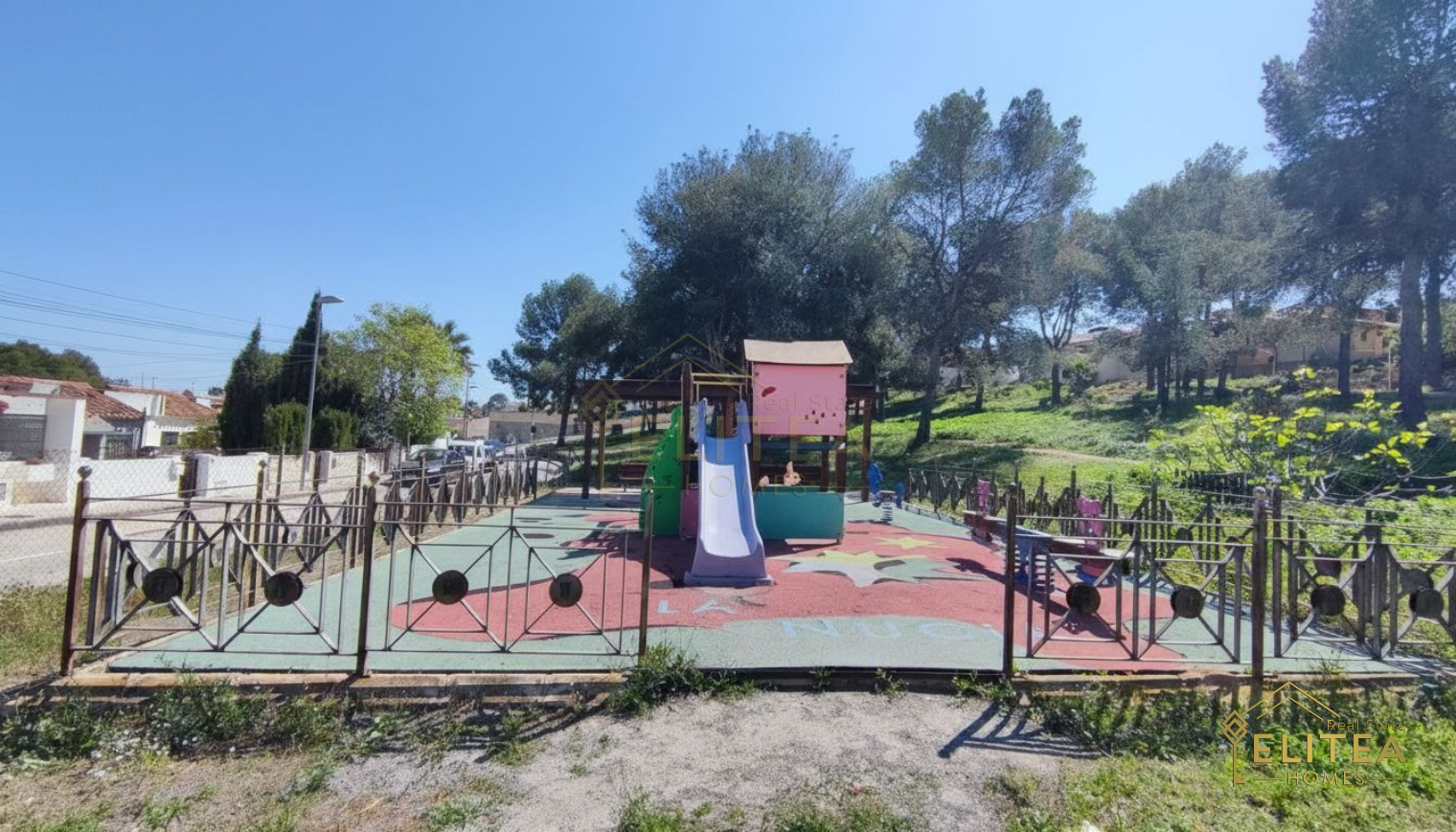 Exclusivo chalet pareado de diseño contemporáneo, completamente reformado, ubicado entre La Nucía y L’Alfàs del Pi