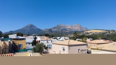 Exclusivo chalet pareado de diseño contemporáneo, completamente reformado, ubicado entre La Nucía y L’Alfàs del Pi