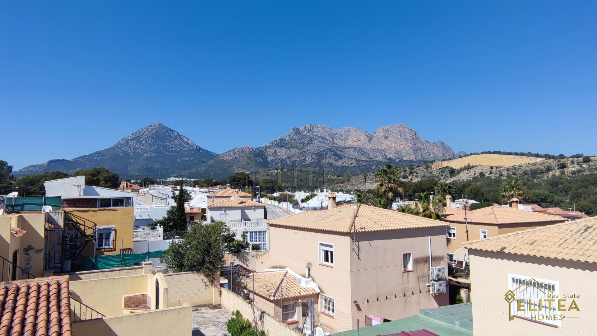 Exclusivo chalet pareado de diseño contemporáneo, completamente reformado, ubicado entre La Nucía y L’Alfàs del Pi