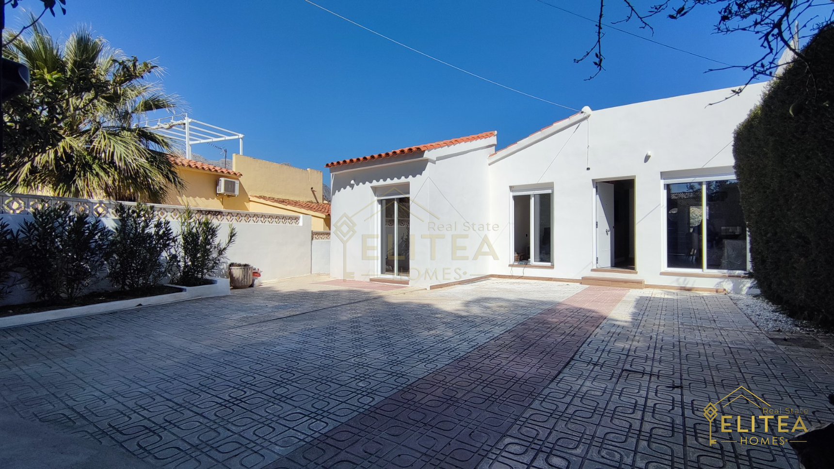 Exclusivo chalet pareado de diseño contemporáneo, completamente reformado, ubicado entre La Nucía y L’Alfàs del Pi