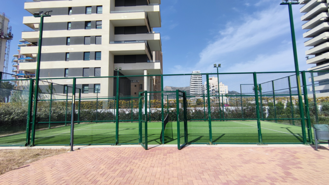 Magnífico piso seminuevo (2023) con maravillosas vistas, amplia terraza, garaje, trastero y piscina comunitaria en Calpe