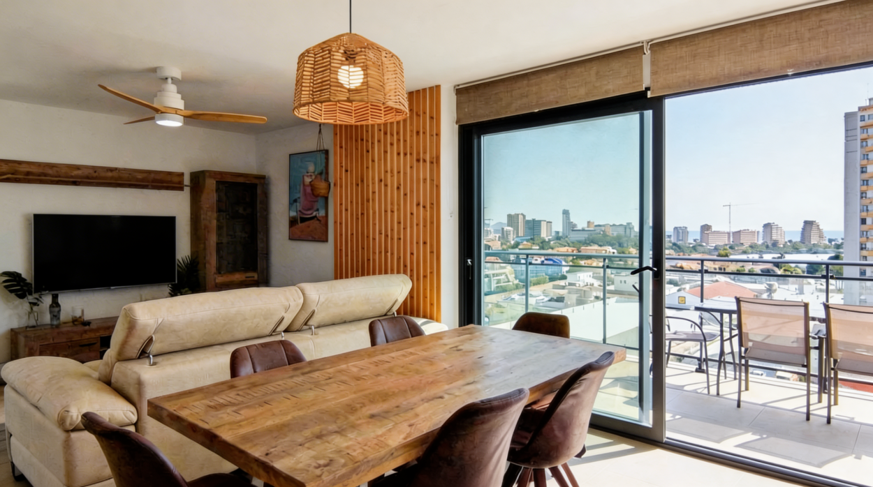 Magnífico piso seminuevo (2023) con maravillosas vistas, amplia terraza, garaje, trastero y piscina comunitaria en Calpe