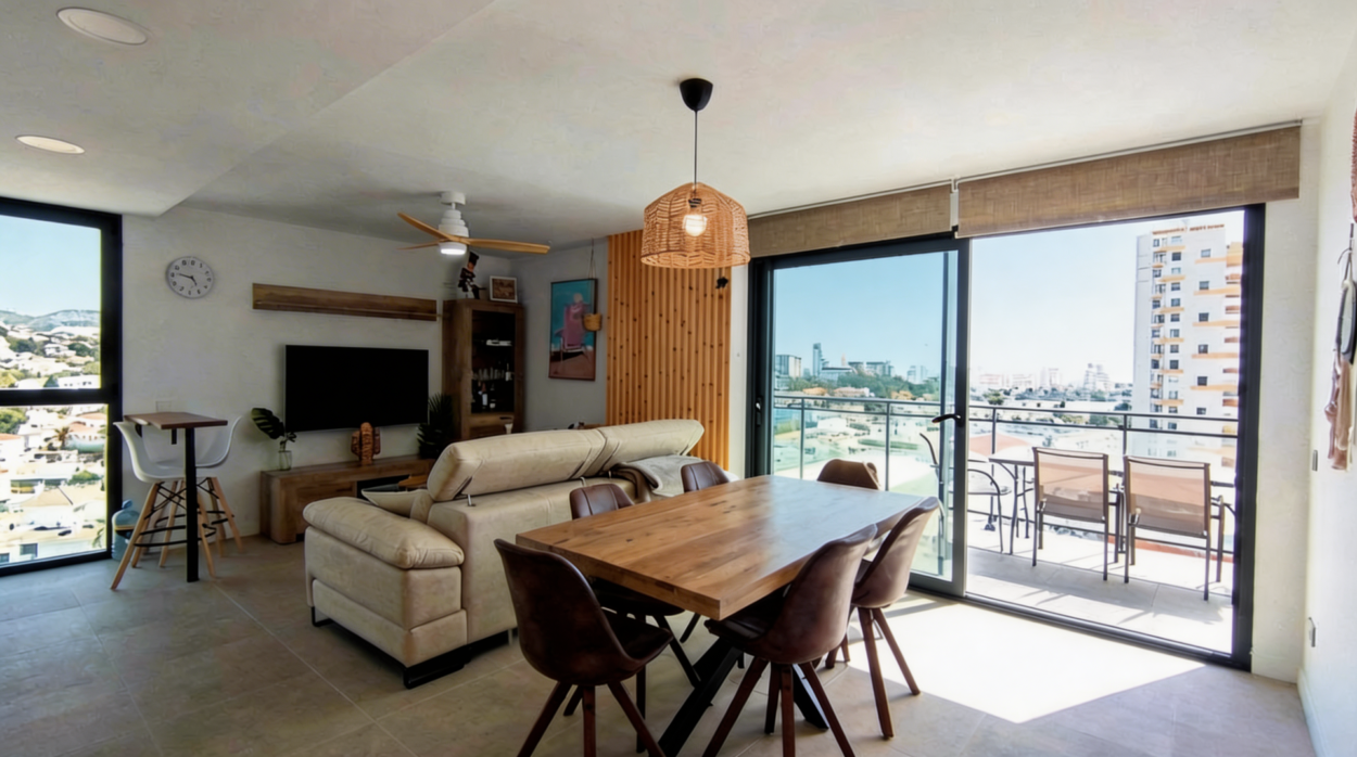 Magnífico piso seminuevo (2023) con maravillosas vistas, amplia terraza, garaje, trastero y piscina comunitaria en Calpe