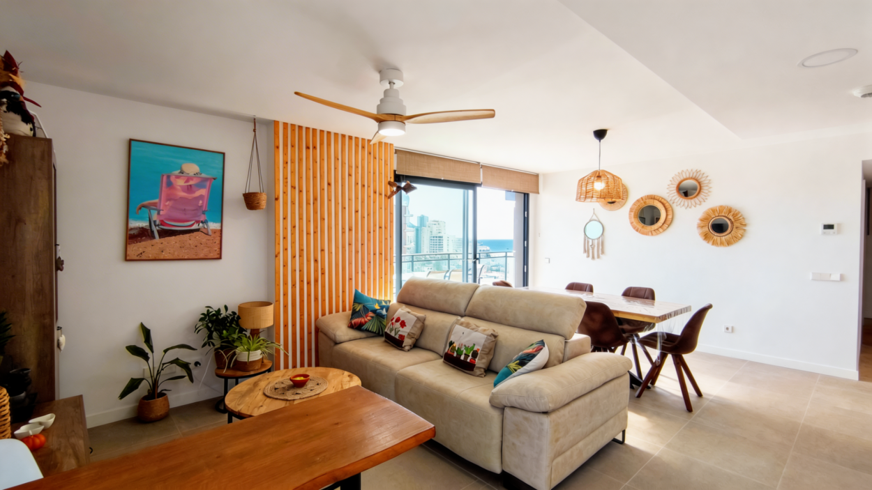 Magnífico piso seminuevo (2023) con maravillosas vistas, amplia terraza, garaje, trastero y piscina comunitaria en Calpe