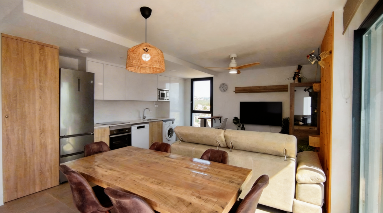 Magnífico piso seminuevo (2023) con maravillosas vistas, amplia terraza, garaje, trastero y piscina comunitaria en Calpe