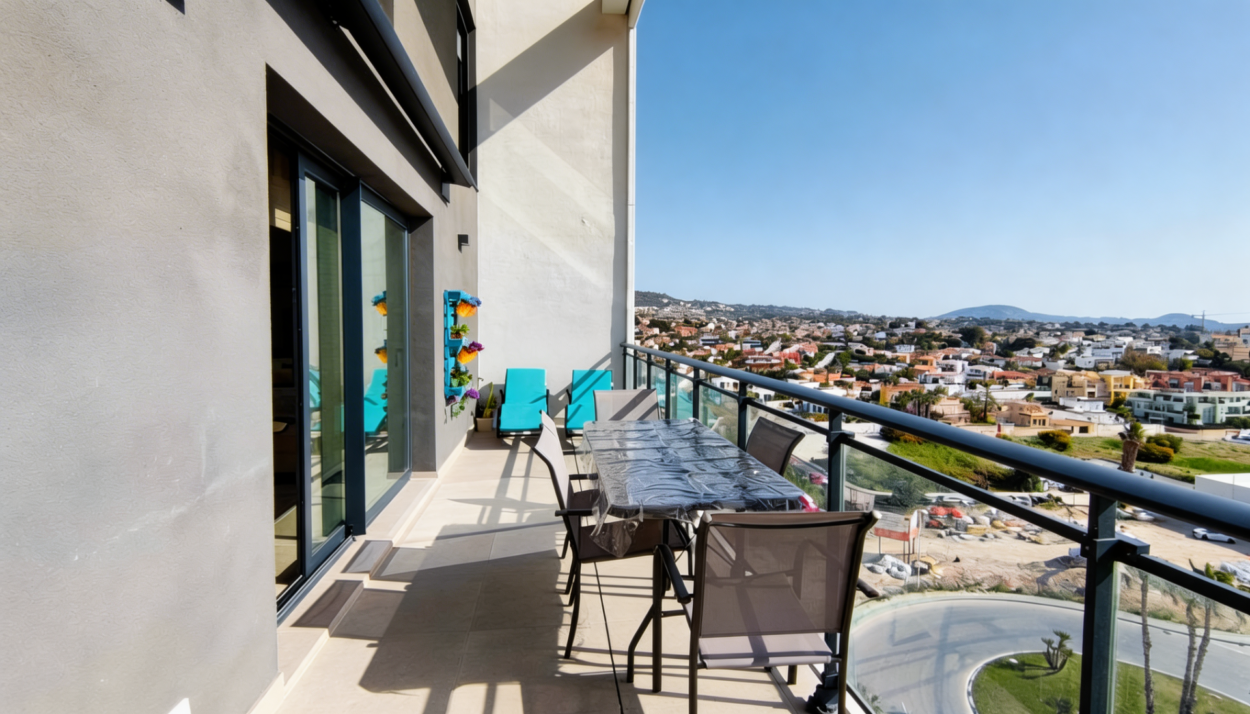 Magnífico piso seminuevo (2023) con maravillosas vistas, amplia terraza, garaje, trastero y piscina comunitaria en Calpe