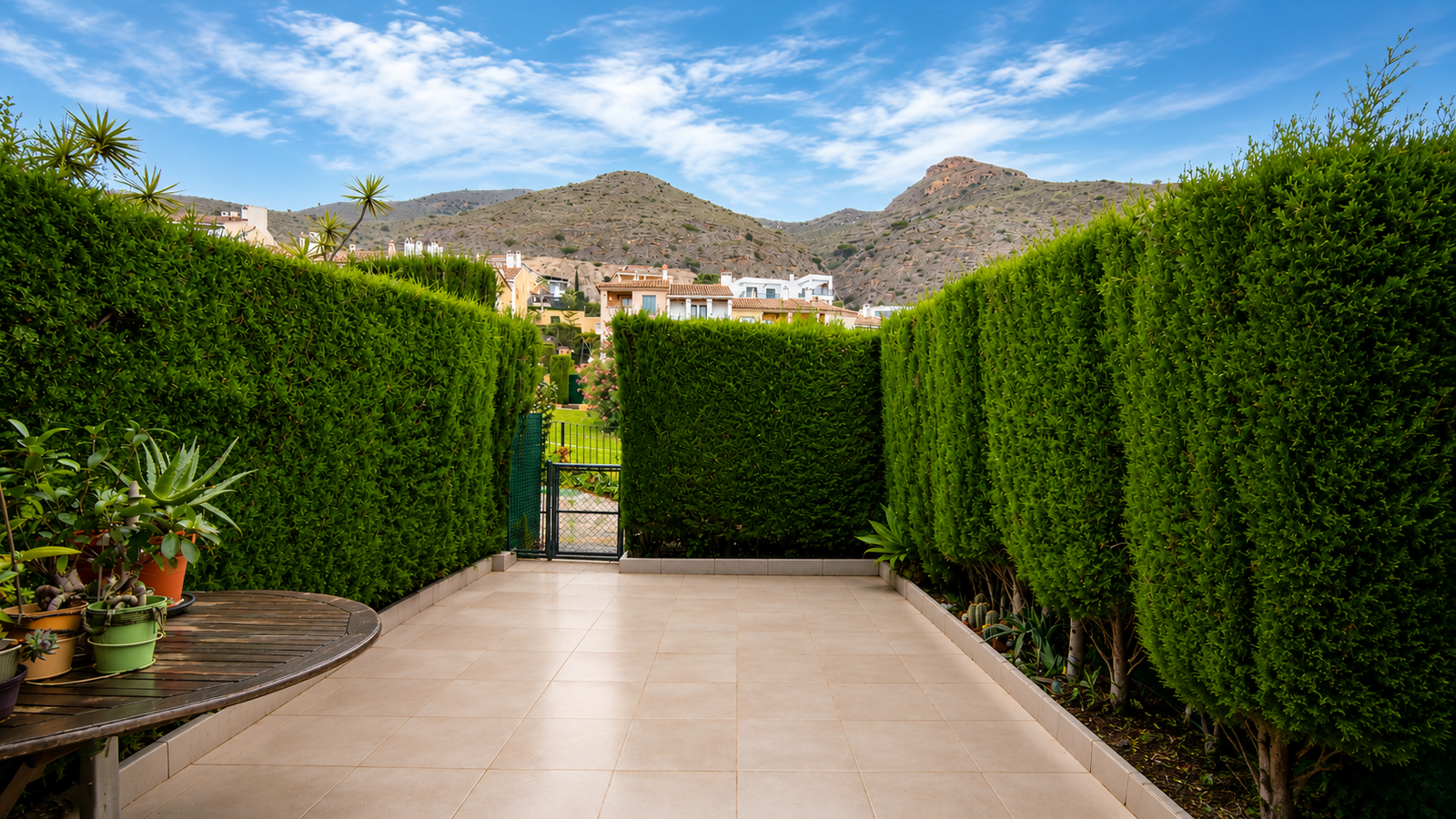 CHALET PAREADO CON VISTAS AL MAR Y MONTAÑA EN GOLF BAHÍA – FINESTRAT