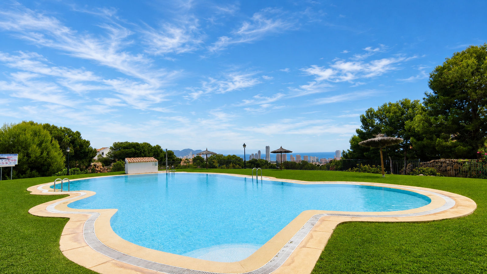 CHALET PAREADO CON VISTAS AL MAR Y MONTAÑA EN GOLF BAHÍA – FINESTRAT