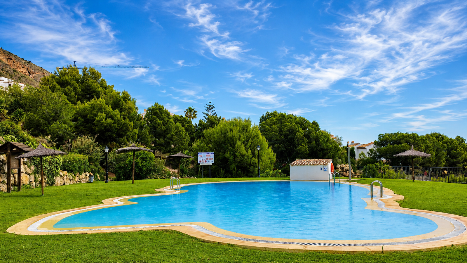 CHALET PAREADO CON VISTAS AL MAR Y MONTAÑA EN GOLF BAHÍA – FINESTRAT