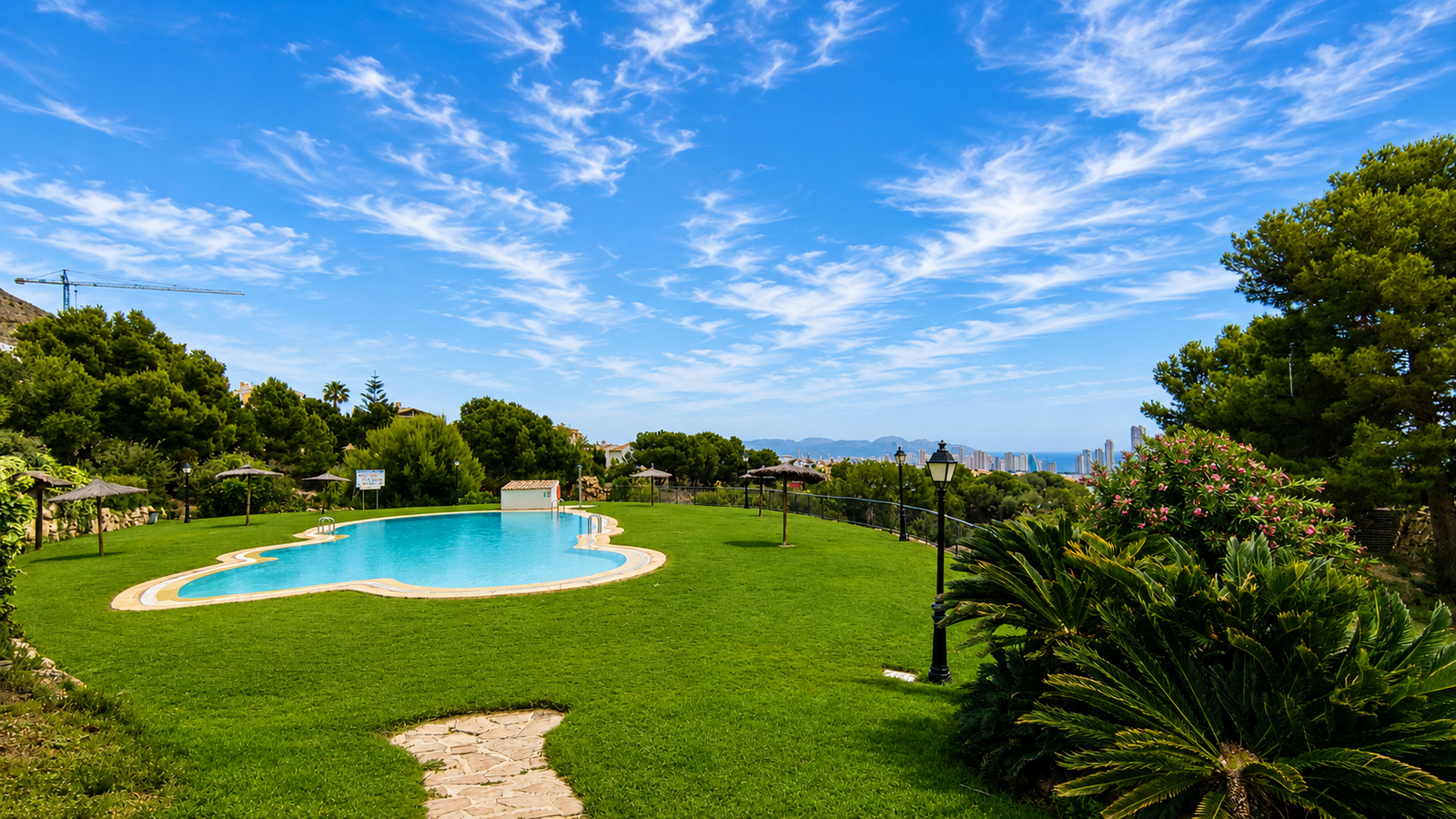 CHALET PAREADO CON VISTAS AL MAR Y MONTAÑA EN GOLF BAHÍA – FINESTRAT