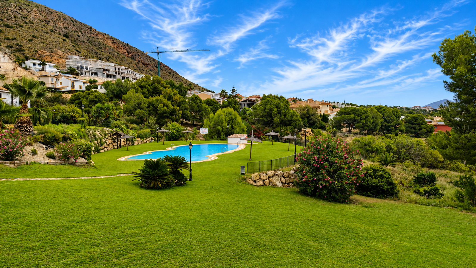 CHALET PAREADO CON VISTAS AL MAR Y MONTAÑA EN GOLF BAHÍA – FINESTRAT