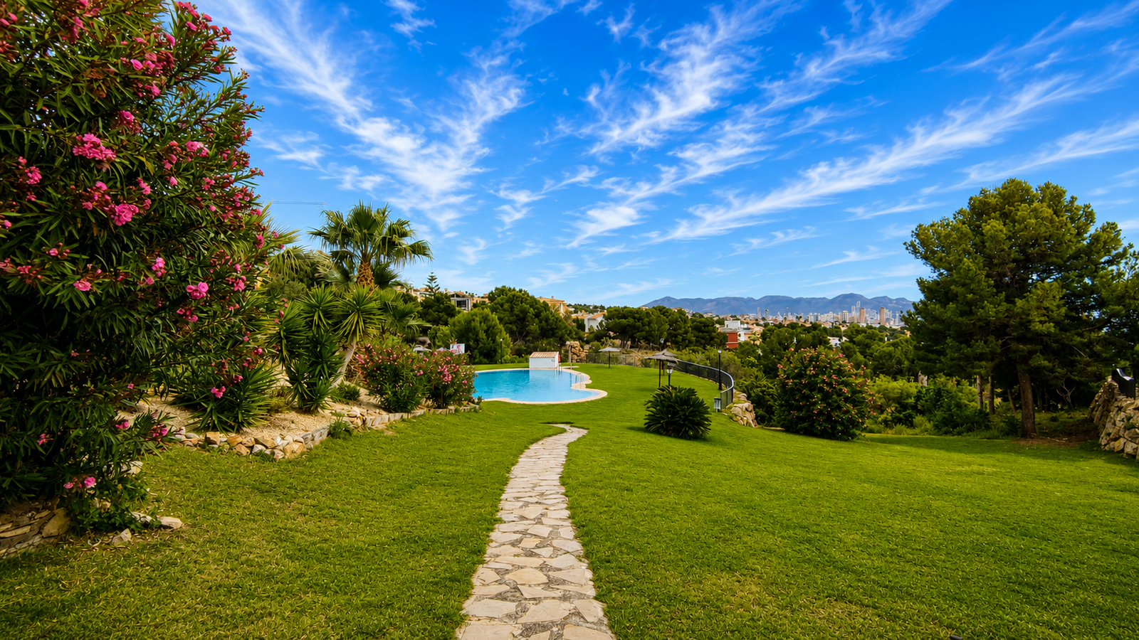 CHALET PAREADO CON VISTAS AL MAR Y MONTAÑA EN GOLF BAHÍA – FINESTRAT
