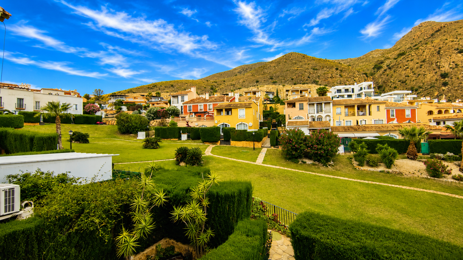 CHALET PAREADO CON VISTAS AL MAR Y MONTAÑA EN GOLF BAHÍA – FINESTRAT