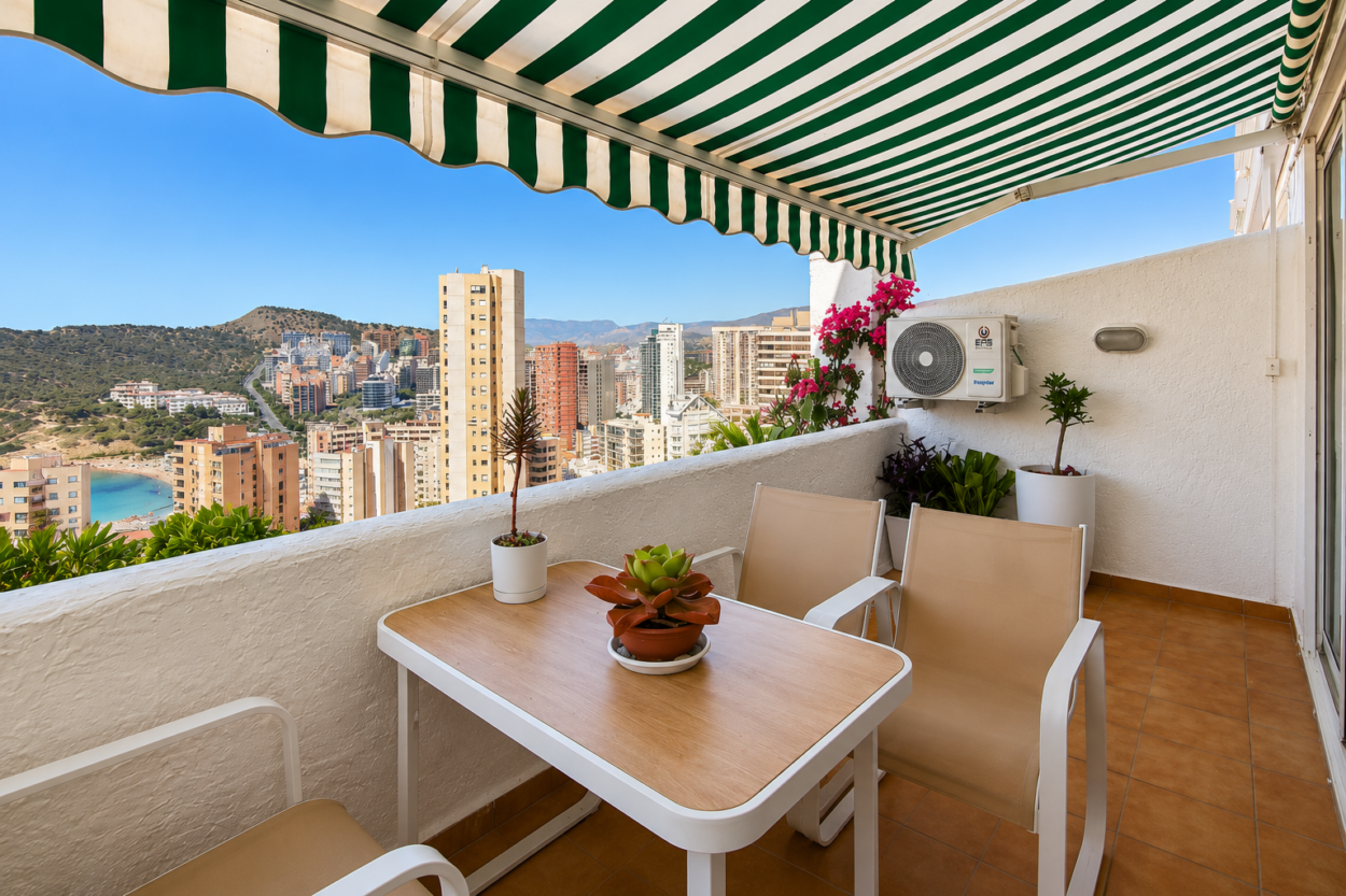 EXCLUSIVA VIVIENDA EN MONT BENIDORM CON IMPRESIONANTES VISTAS AL MAR Y GRAN TERRAZA PANORÁMICA